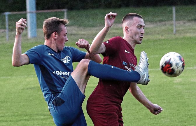 Im Kampf um den Ball immer dabei: Enzweihingens Yannick Rähmer (rechts), der gestern mit dem 2:3 gegen 08 Bissingen II ausschied. Foto: Küppers