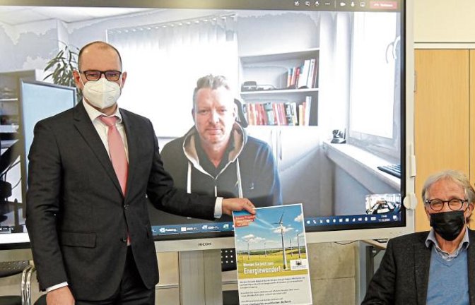 Durch eine neuerliche Beteiligung an einem Windpark in Norddeutschland blickt die Bürger-Energie Region Mühlacker zuversichtlich in die Zukunft: (von links) Matthias Maier, Roland Jans, Jürgen Meeh, Gerhard Ayasse und per Video zugeschaltet Markus Weyand. Foto: Kollros