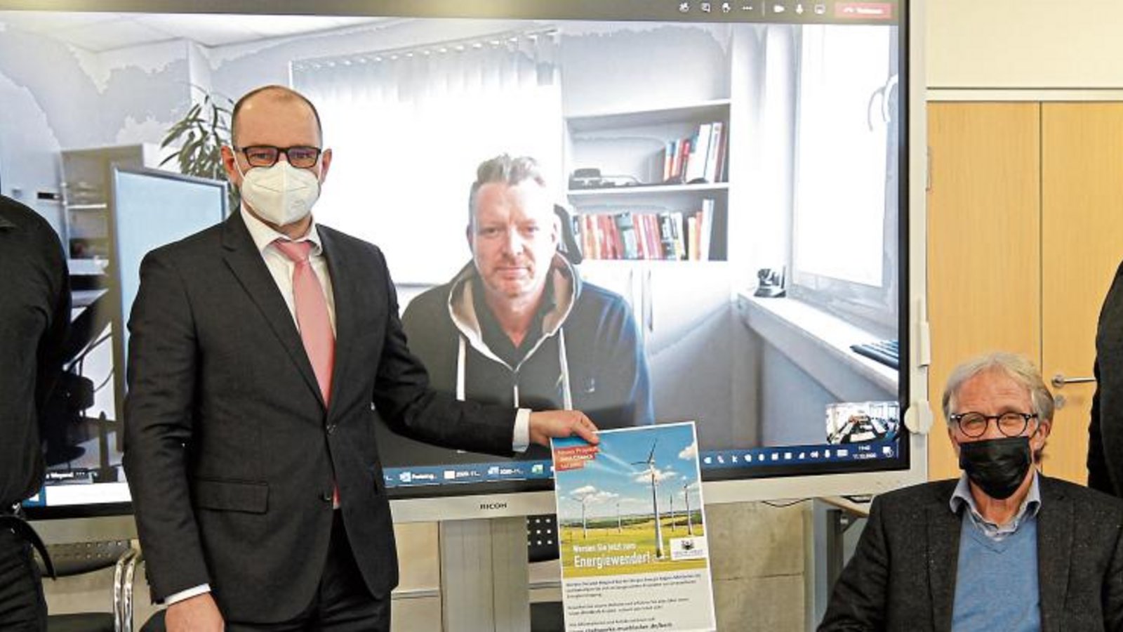 Durch eine neuerliche Beteiligung an einem Windpark in Norddeutschland blickt die Bürger-Energie Region Mühlacker zuversichtlich in die Zukunft: (von links) Matthias Maier, Roland Jans, Jürgen Meeh, Gerhard Ayasse und per Video zugeschaltet Markus Weyand. Foto: Kollros Durch eine neuerliche Beteiligung an einem Windpark in Norddeutschland blickt die Bürger-Energie Region Mühlacker zuversichtlich in die Zukunft: (von links) Matthias Maier, Roland Jans, Jürgen Meeh, Gerhard Ayasse und per Video zugeschaltet Markus Weyand. Foto: Kollros
