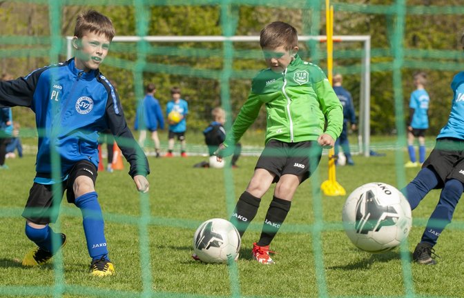 Philipp Latza, Julian Lutsch und Lenny Milan Barea (von links) traininen beim Jugendfußballcamp des SV Illingen Neunmeter-.  <span class='image-autor'>Foto: Fotomoment</span>