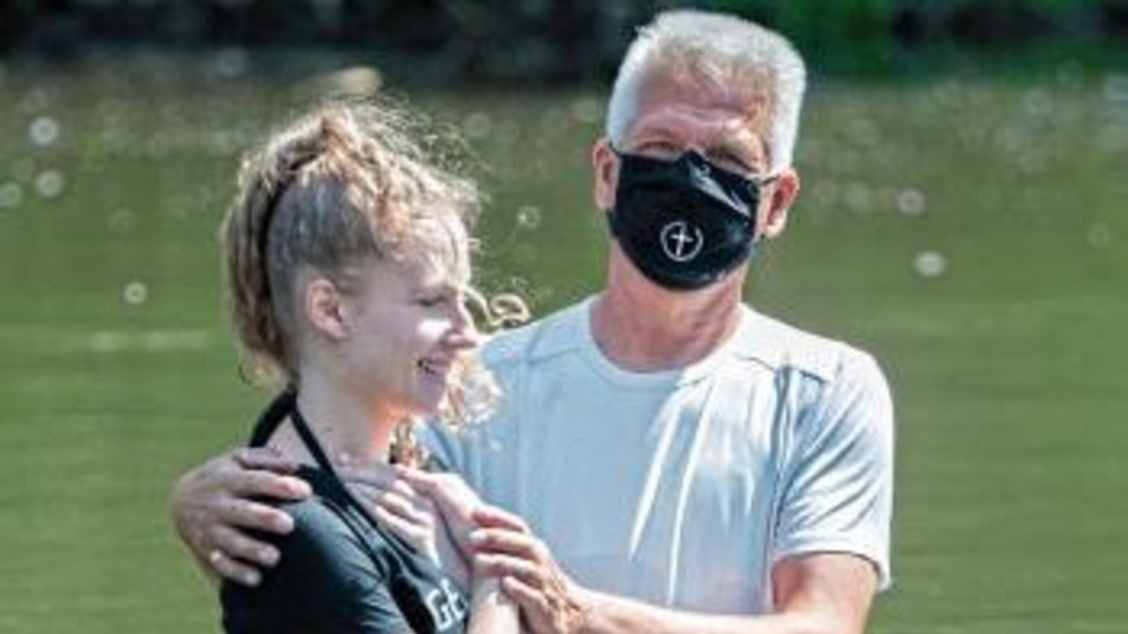Pastor Dietrich Ebeling tauft Tabea Roersch in der Enz. Foto: Henkel