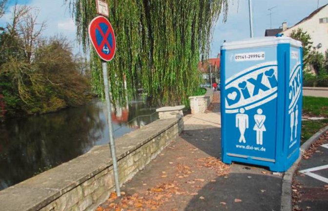 Ufergestaltung mit Dixi? I wo, in der Vaihinger Enzgasse beginnen Bauarbeiten. Foto: Rößler