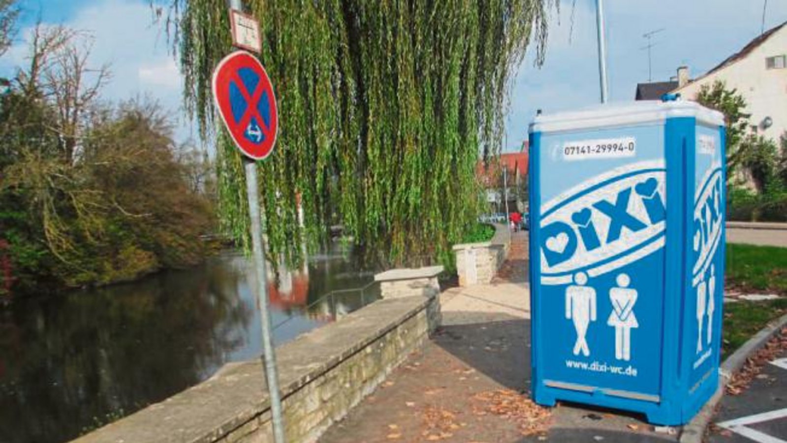 Ufergestaltung mit Dixi? I wo, in der Vaihinger Enzgasse beginnen Bauarbeiten. Foto: Rößler