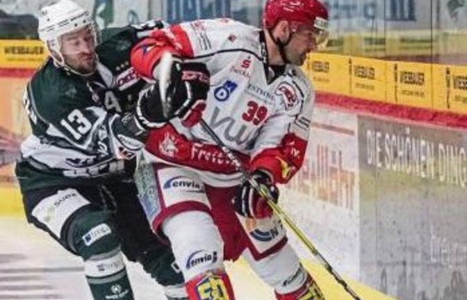 Marcus Sommerfeld (links) und die Steelers kamen beim 4:3 nach Verlängerung gegen Jakub Körner und die Crimmitschauer mit einem blauen Auge davon.  Foto: Archiv/Simecek