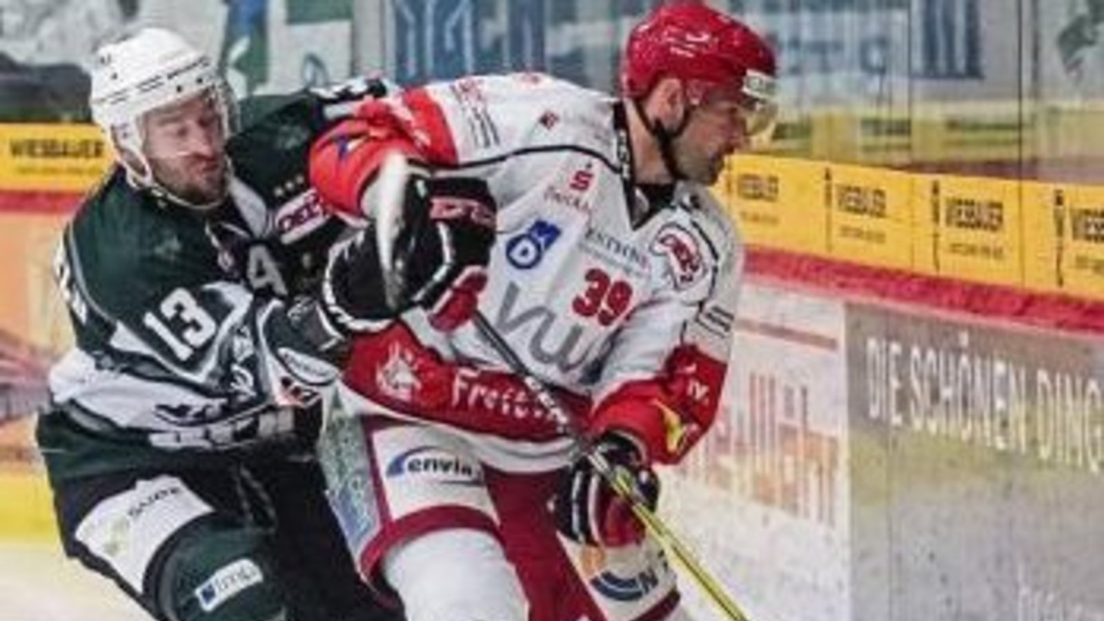 Marcus Sommerfeld (links) und die Steelers kamen beim 4:3 nach Verlängerung gegen Jakub Körner und die Crimmitschauer mit einem blauen Auge davon. Foto: Archiv/Simecek Marcus Sommerfeld (links) und die Steelers kamen beim 4:3 nach Verlängerung gegen Jakub Körner und die Crimmitschauer mit einem blauen Auge davon. Foto: Archiv/Simecek