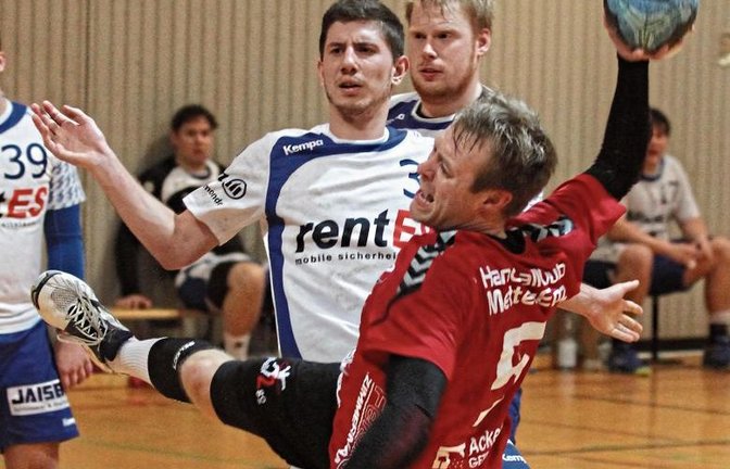 Matthias Schwarz (vorne) und die Handballer des HC Metter-Enz treten in Bönnigheim zum letzten Auswärtsspiel der Bezirksklassesaison an. Foto: Nachreiner