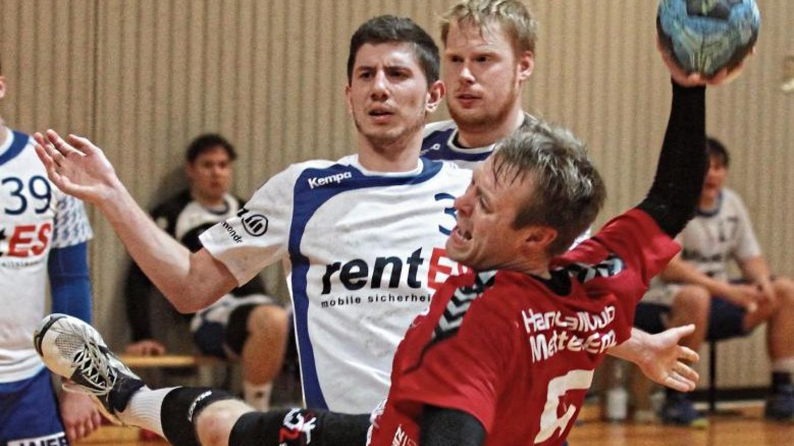 Matthias Schwarz (vorne) und die Handballer des HC Metter-Enz treten in Bönnigheim zum letzten Auswärtsspiel der Bezirksklassesaison an. Foto: Nachreiner Matthias Schwarz (vorne) und die Handballer des HC Metter-Enz treten in Bönnigheim zum letzten Auswärtsspiel der Bezirksklassesaison an. Foto: Nachreiner