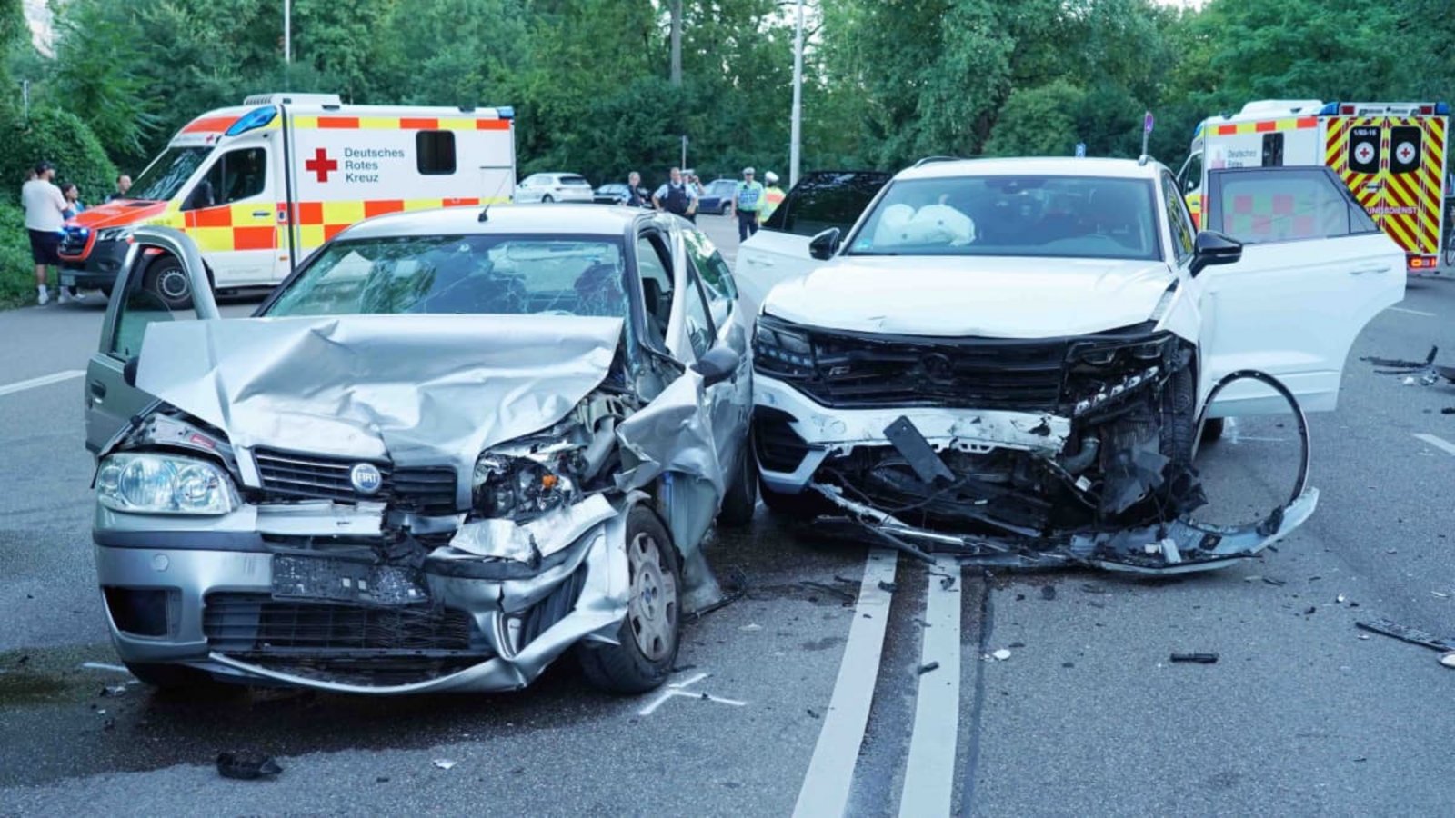 Bei einem schweren Unfall am Stuttgarter Neckartor wurden insgesamt sechs Personen verletzt.Andreas Rosar Fotoagentur-Stuttg Bei einem schweren Unfall am Stuttgarter Neckartor wurden insgesamt sechs Personen verletzt.Andreas Rosar Fotoagentur-Stuttg