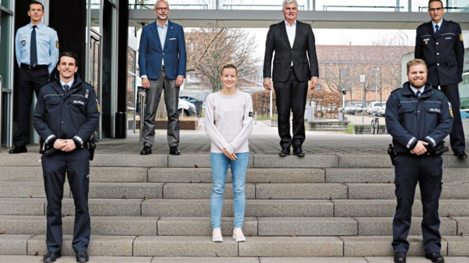 Der Sportbeauftragte David Albert, der Leiter des Kriminalkommissariats Ludwigsburg, Ullrich Gruber, Polizeipräsident Burkhard Metzger und der Leitende Polizeidirektor Markus Geistler, Leiter der Schutzpolizeidirektion, (hinten von links) haben sich mit Christopher Tinti, Antje Lauenroth und Chris Hellerich (vorne von links) über deren sportliche Leistungen gefreut. Foto: privat