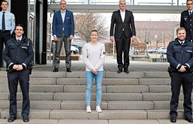 Der Sportbeauftragte David Albert, der Leiter des Kriminalkommissariats Ludwigsburg, Ullrich Gruber, Polizeipräsident Burkhard Metzger und der Leitende Polizeidirektor Markus Geistler, Leiter der Schutzpolizeidirektion, (hinten von links) haben sich mit Christopher Tinti, Antje Lauenroth und Chris Hellerich (vorne von links) über deren sportliche Leistungen gefreut. Foto: privat