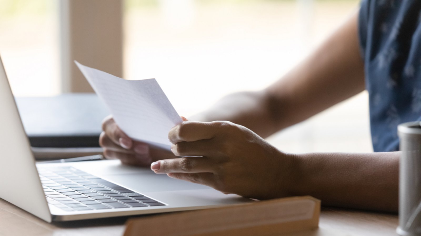 Erfahren Sie in diesem Artikel, was die Formulierung „Mit Bitte um Kenntnisnahme“ auf sich hat.Foto: Fizkes / Shutterstock.com Erfahren Sie in diesem Artikel, was die Formulierung „Mit Bitte um Kenntnisnahme“ auf sich hat.Foto: Fizkes / Shutterstock.com