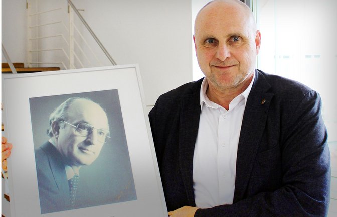 Stefan Schlatterer ist seit 2004 OB von Emmendingen. Im Arm hält er das Porträt seines Vaters.<span class='image-autor'>Foto: dpa/P. Seeger</span>