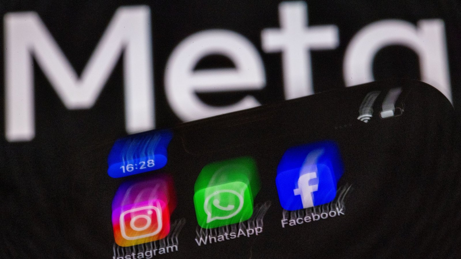Meta will seine KI-Software Meta AI durch Nutzerdaten aus Instagram und Facebook trainieren. Verbraucherschützer wollen dagegen vorgehen.Foto: Jens Büttner/dpa Meta will seine KI-Software Meta AI durch Nutzerdaten aus Instagram und Facebook trainieren. Verbraucherschützer wollen dagegen vorgehen.Foto: Jens Büttner/dpa
