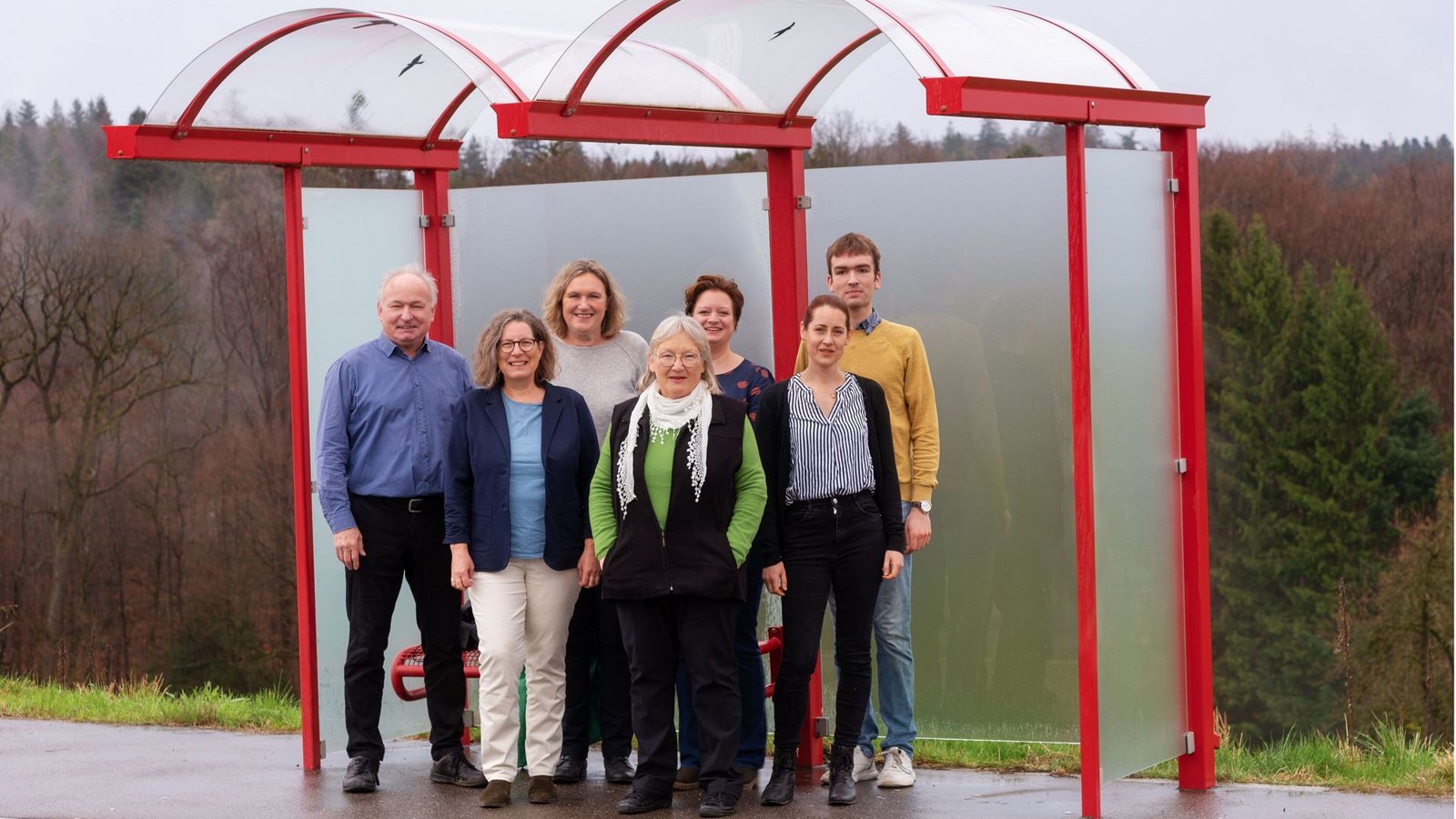 Für ihren Wahlkampfprospekt haben sich die Lichtenwalder Grünen unter dem Dach der örtlichen Bushaltestelle postiert.Foto: Grüne Lichtenwald/privat