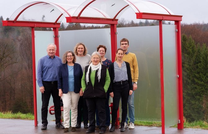 Für ihren Wahlkampfprospekt haben sich die Lichtenwalder Grünen unter dem Dach der örtlichen Bushaltestelle postiert.<span class='image-autor'>Foto: Grüne Lichtenwald/privat</span>
