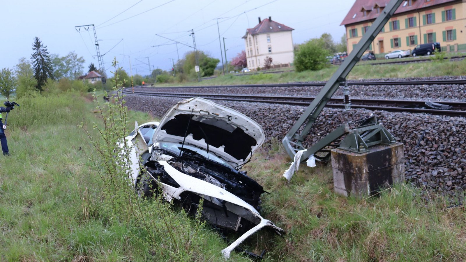Die Oberleitung wurde bei dem Unfall beschädigt.Foto: SDMG/SDMG / Schulz