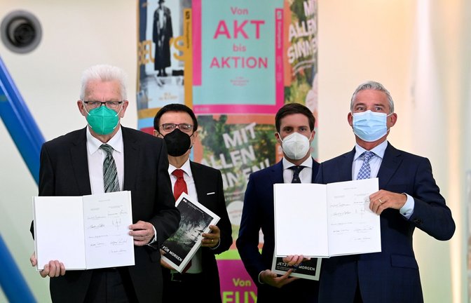 Masken und Abstand: Noch mitten in der Corona-Pandemie unterzeichneten die Spitzen von Grünen und CDU den Koalitionsvertrag 2021.<span class='image-autor'>Foto: dpa/Bernd Weissbrod</span>