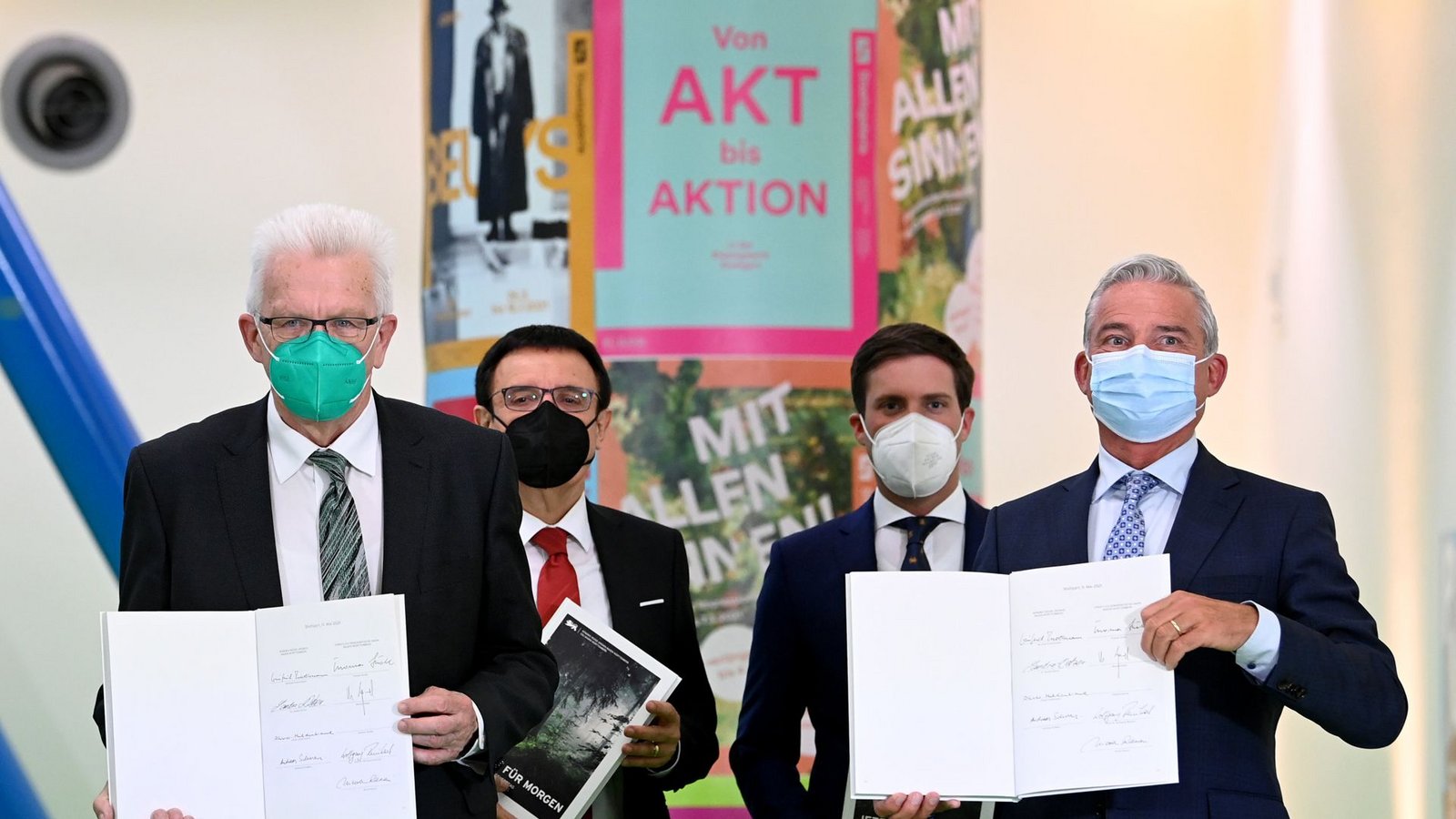 Masken und Abstand: Noch mitten in der Corona-Pandemie unterzeichneten die Spitzen von Grünen und CDU den Koalitionsvertrag 2021.Foto: dpa/Bernd Weissbrod