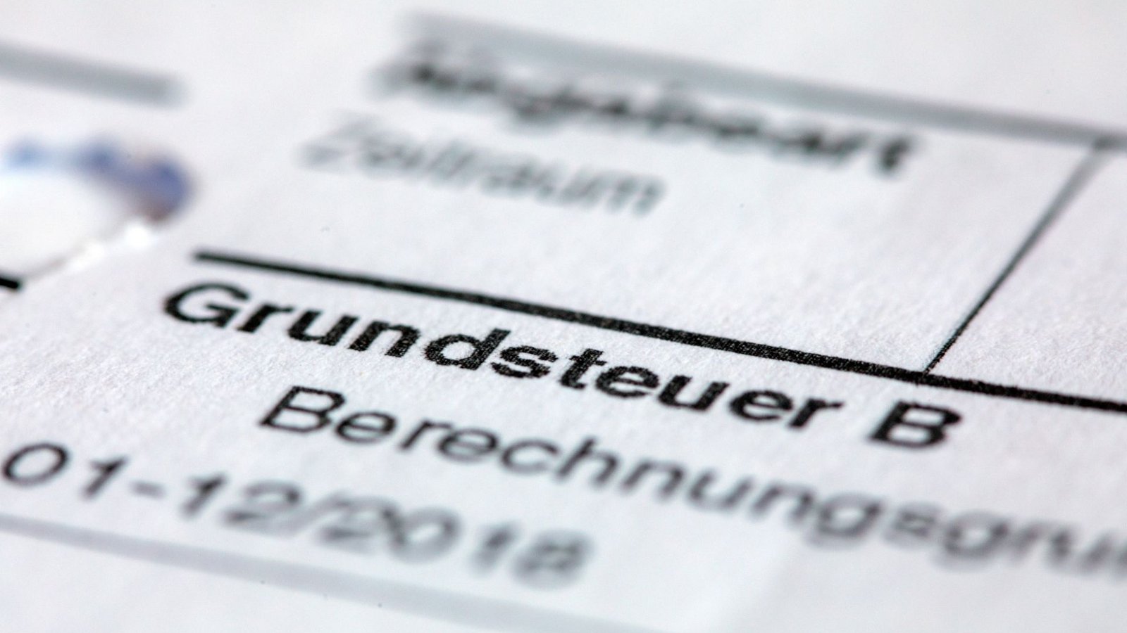 Die Grundsteuer zahlt jeder Hauseigentümer. In der Regel reicht er sie über die Nebenkostenabrechnung an seine Mieter weiter.Foto: dpa/Jens Büttner