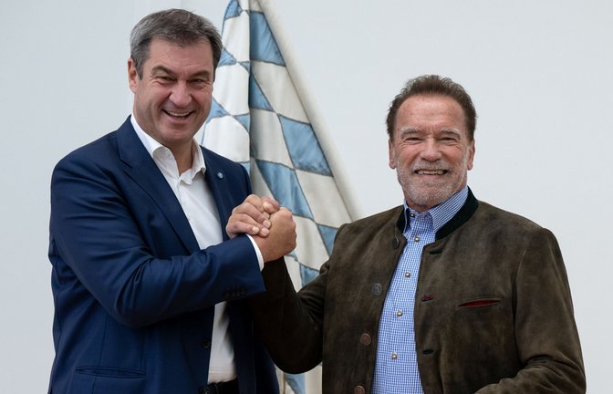 Markus Söder empfängt Arnold Schwarzenegger für die Verleihung des blauen Panthers.<span class='image-autor'>Foto: Sven Hoppe/dpa</span>