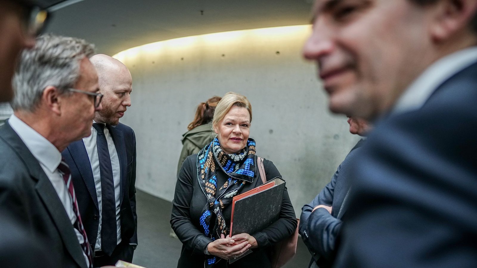 Bundesinnenministerin Nancy Faeser wartet vor dem Saal, in dem die Bereinigungssitzung stattfindet.Foto: dpa/Kay Nietfeld Bundesinnenministerin Nancy Faeser wartet vor dem Saal, in dem die Bereinigungssitzung stattfindet.Foto: dpa/Kay Nietfeld