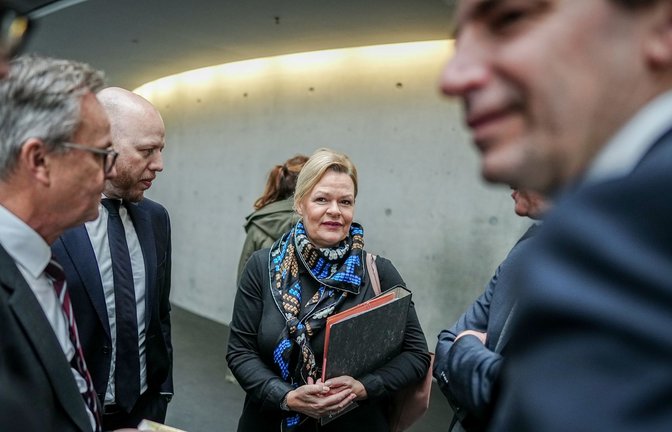 Bundesinnenministerin Nancy Faeser wartet vor dem Saal, in dem die  Bereinigungssitzung stattfindet.<span class='image-autor'>Foto: dpa/Kay Nietfeld</span>
