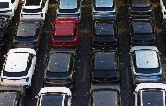 Europas Auto-Unternehmen haben derzeit mit Problemen zu kämpfen. (Symbolbild)<span class='image-autor'>Foto: IMAGO/NurPhoto/IMAGO/Ying Tang</span>