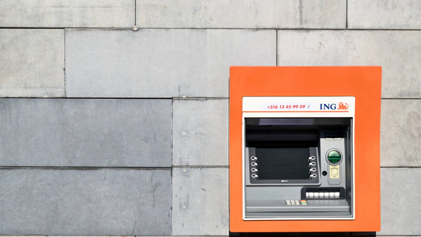 An manchen Geldautomaten der Direktbank kann man Bargeld einzahlen.Foto: Bjoern Wylezich / shutterstock.com