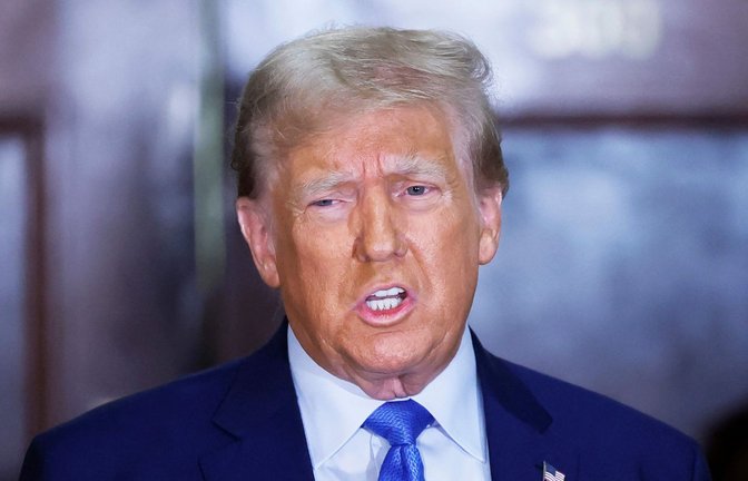 Dass Donald Trump die US-Wahl in einem Jahr tatsächlich für sich entscheiden könnte,  zeigen eine Reihe von Umfragen.  Demnach liegt Trump in der Wählergunst derzeit  knapp vor Biden.<span class='image-autor'>Foto: Getty Images via AFP/MICHAEL M. SANTIAGO</span>