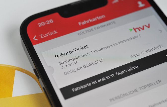 Das 9-Euro-Ticket lässt sich auch in die Apple Wallet übertragen.<span class='image-autor'>Foto: nitpicker / shutterstock.com</span>
