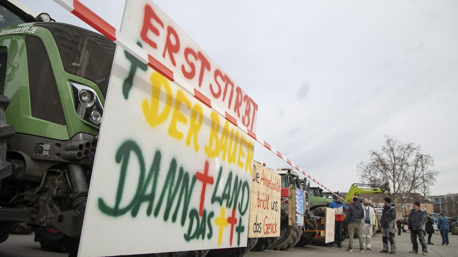 Die Proteste der Bauern sind in Stuttgart weitergegangen – Ministerpräsident Winfried Kretschmann und Agrarminister Peter Hauk wollen die Landwirte unterstützen.Foto: Lichtgut/Leif Piechowski Die Proteste der Bauern sind in Stuttgart weitergegangen – Ministerpräsident Winfried Kretschmann und Agrarminister Peter Hauk wollen die Landwirte unterstützen.Foto: Lichtgut/Leif Piechowski