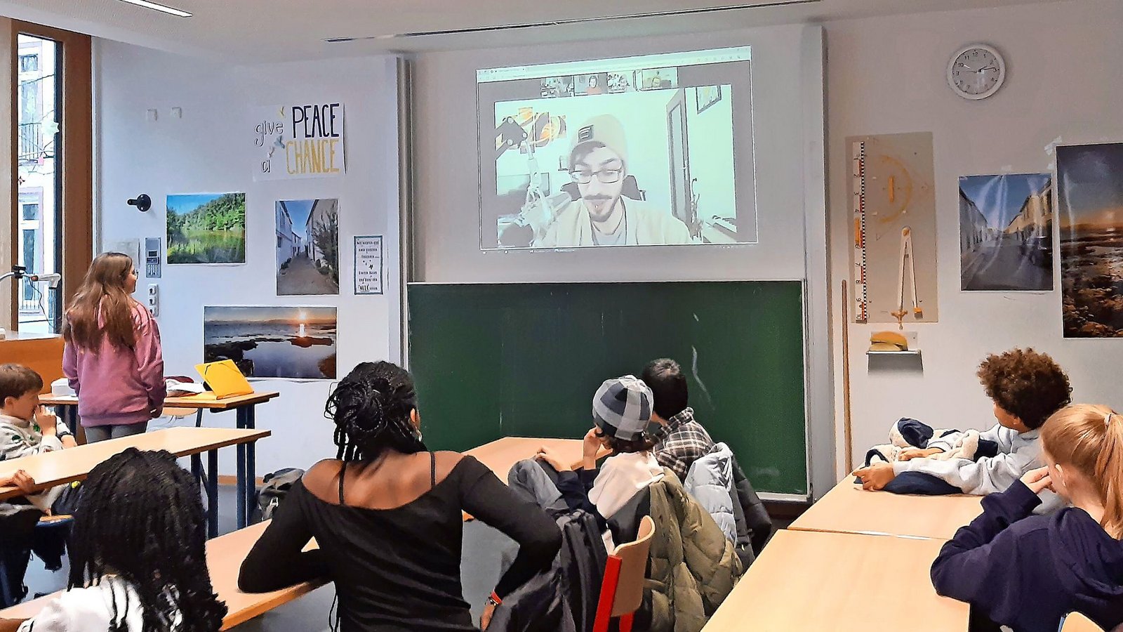 Mohamed Ankare alias Monumentalmo hat sich über Zoom in die Mathe-Stunde geschaltet. Der Tiktok-Star gibt den Schülern ein Feedback zu den Kurzvideos, die sie produziert haben.Foto: Digital School Story Mohamed Ankare alias Monumentalmo hat sich über Zoom in die Mathe-Stunde geschaltet. Der Tiktok-Star gibt den Schülern ein Feedback zu den Kurzvideos, die sie produziert haben.Foto: Digital School Story