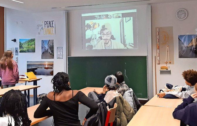 Mohamed Ankare  alias Monumentalmo hat sich über Zoom in die Mathe-Stunde geschaltet. Der Tiktok-Star gibt den Schülern ein Feedback zu den Kurzvideos, die sie produziert haben.<span class='image-autor'>Foto: Digital School Story</span>
