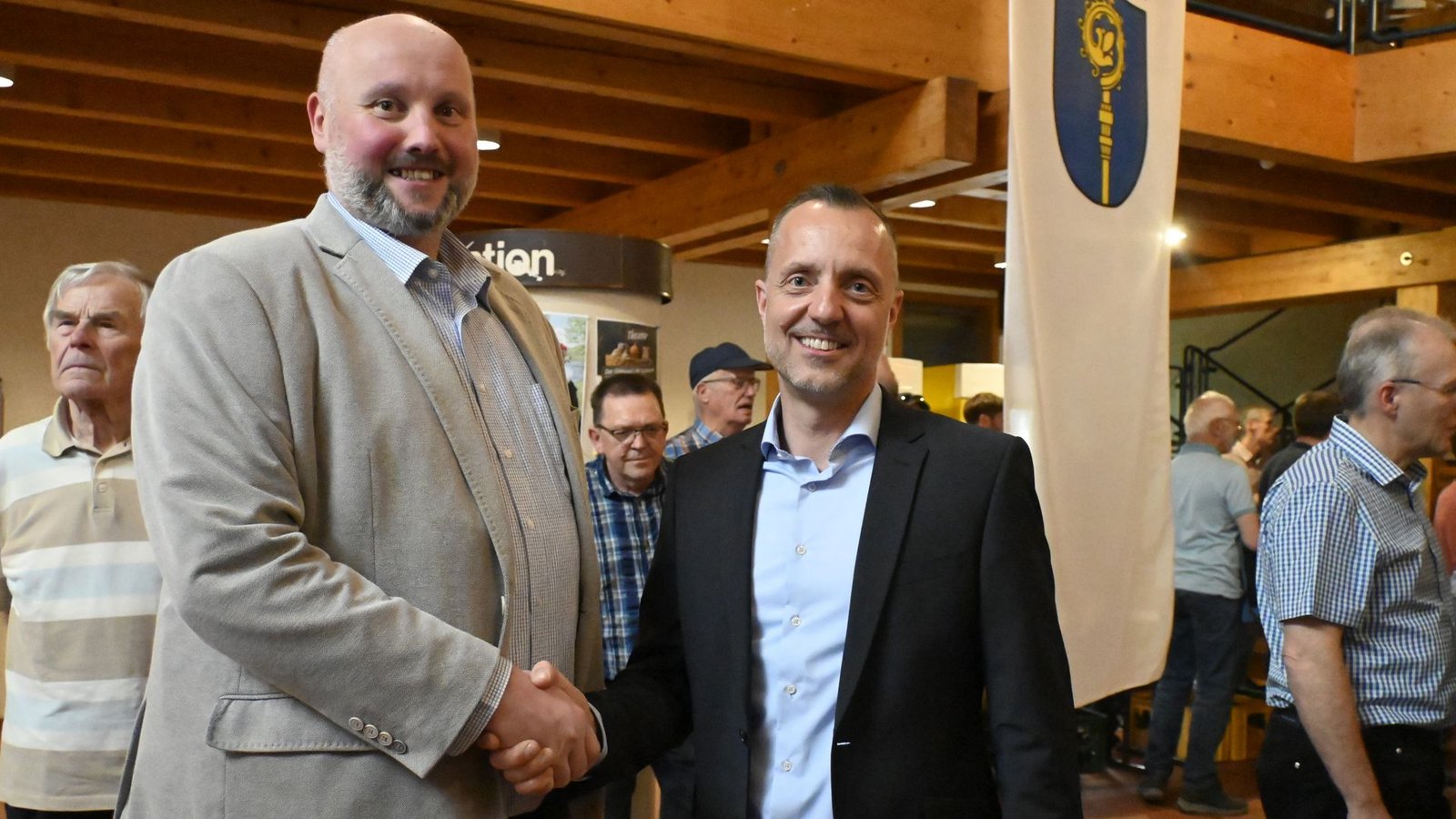 Verlierer und Sieger: Michael Pfaff, Sven Christmann (rechts)Foto: Sonja Störzer Verlierer und Sieger: Michael Pfaff, Sven Christmann (rechts)Foto: Sonja Störzer
