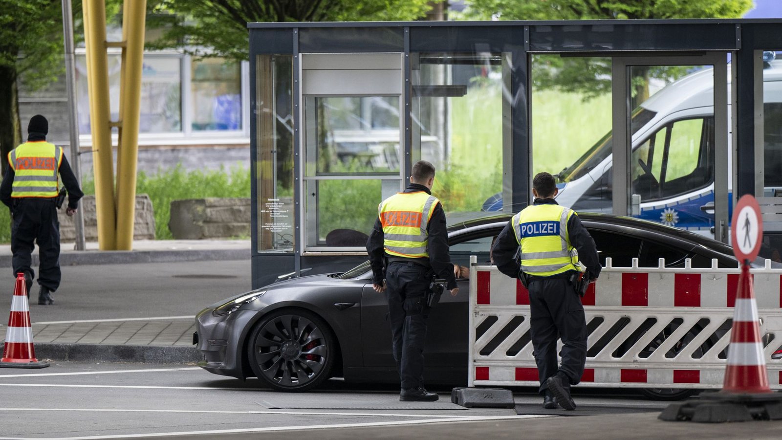 Seit einigen Wochen weist Deutschland auch Asylbewerber an den Grenzen zurück.Foto: Gian Ehrenzeller/KEYSTONE/dpa Seit einigen Wochen weist Deutschland auch Asylbewerber an den Grenzen zurück.Foto: Gian Ehrenzeller/KEYSTONE/dpa