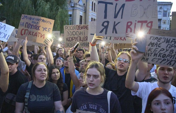 Teilnehmer halten Transparente während einer Demonstration gegen ein Gesetz, das auf die Korruptionsbekämpfung abzielt. (Archivbild)<span class='image-autor'>Foto: Efrem Lukatsky/AP/dpa/Efrem Lukatsky</span>