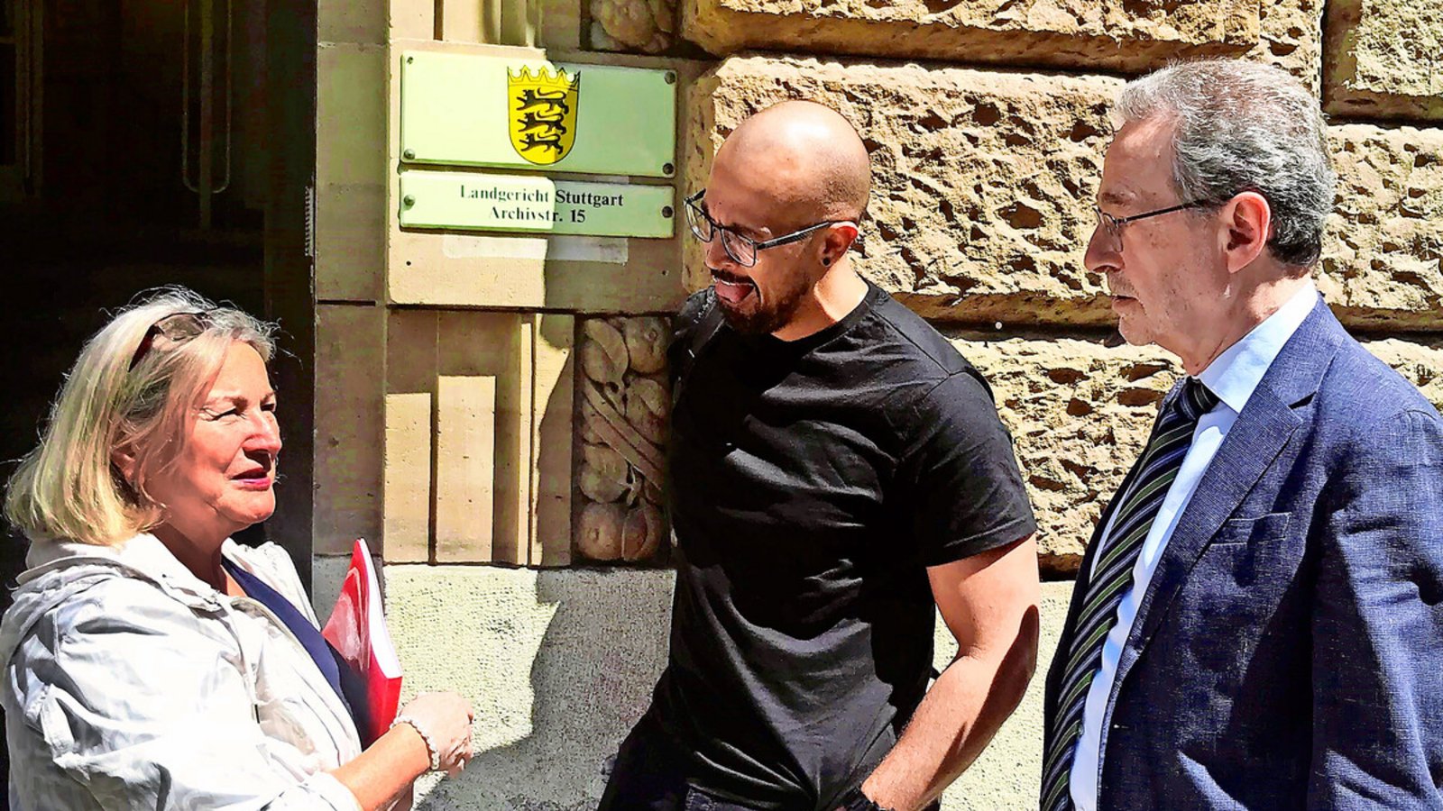 Karin Lehmann, Edson Pantaleao und Anwalt Roland Kugler haben nach der Sitzung das weitere Vorgehen besprochen.Foto: /jon Karin Lehmann, Edson Pantaleao und Anwalt Roland Kugler haben nach der Sitzung das weitere Vorgehen besprochen.Foto: /jon