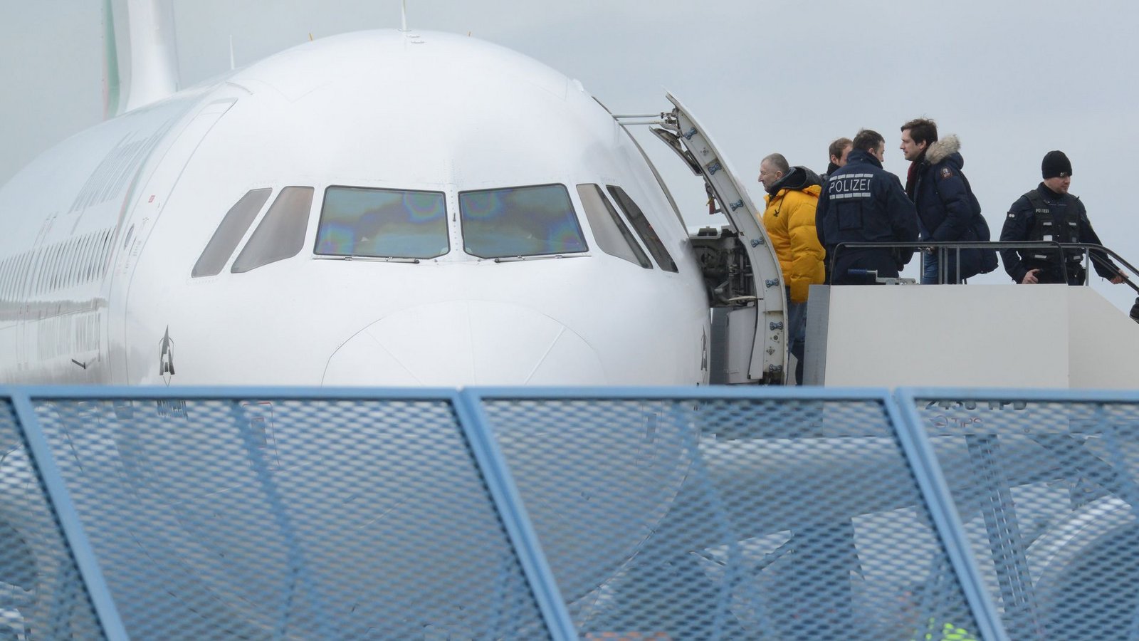 7861 Personen wurden im ersten Halbjahr von 2023 zurückgeführt, die allermeisten per Flugzeug ab Frankfurt am Main.Foto: dpa/Patrick Seeger