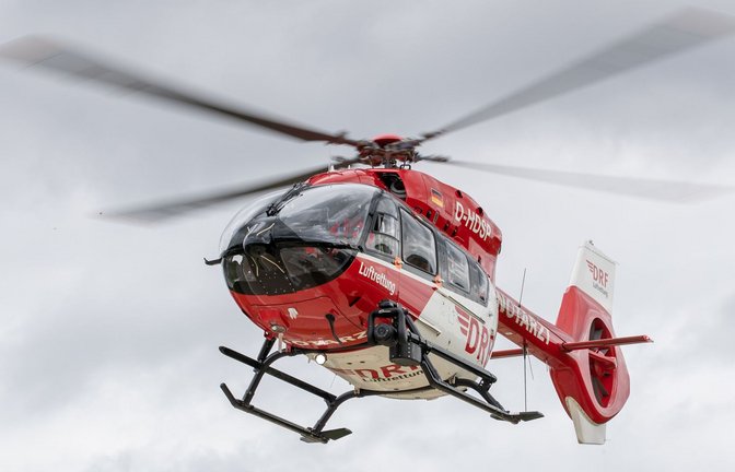 Ein Rettungshubschrauber brachte den verletzen Mann in eine Klinik. (Symbolbild)<span class='image-autor'>Foto: dpa/Daniel Karmann</span>