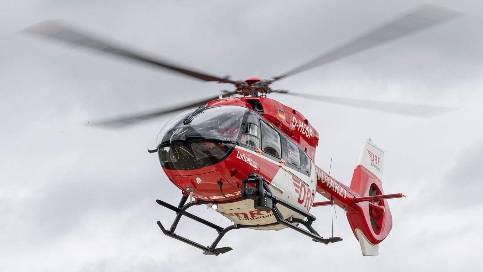 Ein Rettungshubschrauber brachte den verletzen Mann in eine Klinik. (Symbolbild)Foto: dpa/Daniel Karmann Ein Rettungshubschrauber brachte den verletzen Mann in eine Klinik. (Symbolbild)Foto: dpa/Daniel Karmann