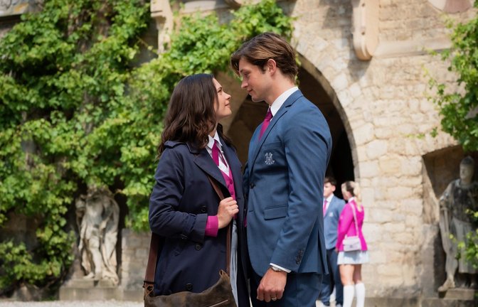 Harriet Herbig-Matten als "Ruby Bell" und Damian Hardung als "James Beaufort".<span class='image-autor'>Foto: Gordon Muehle/Amazon MGM Studios</span>