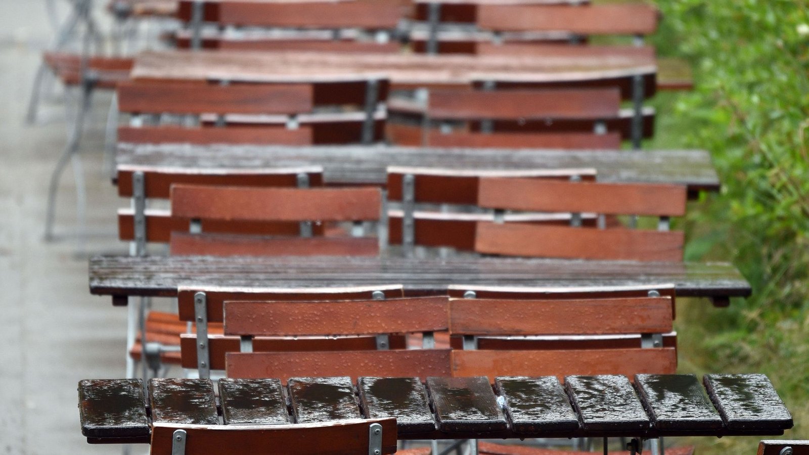 Tristesse statt Biergarten-Wetter.Foto: dpa Tristesse statt Biergarten-Wetter.Foto: dpa