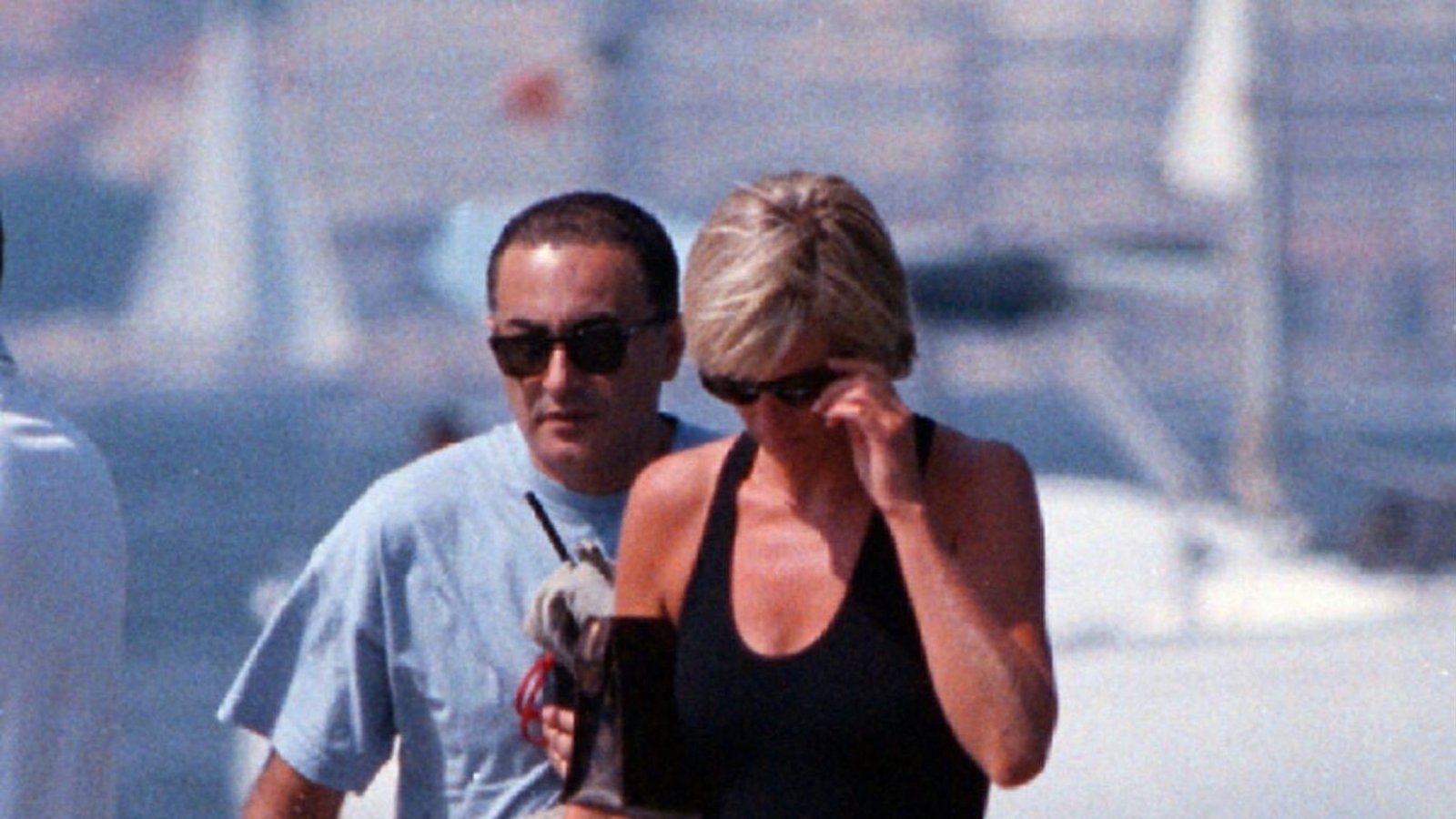 Ende August 1997: Diana und ihr Freund Dodi Al-Fayed gehen auf einem Steg in St. Tropez. Die Prinzessin und der ägyptische Unternehmer waren erst im Monat zuvor ein Paar geworden. Angeblich hatte Al-Fayed eine Verlobte in den USA.Foto: picture alliance/dpa/AP | Patrick Bar