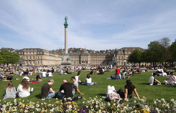 Viele sehnen ihn herbei: den Frühling. Hier ein Bild aus dem vergangenen Jahr vom Stuttgarter Schlossplatz.<span class='image-autor'>Foto: imago images/Ralph Peters</span>