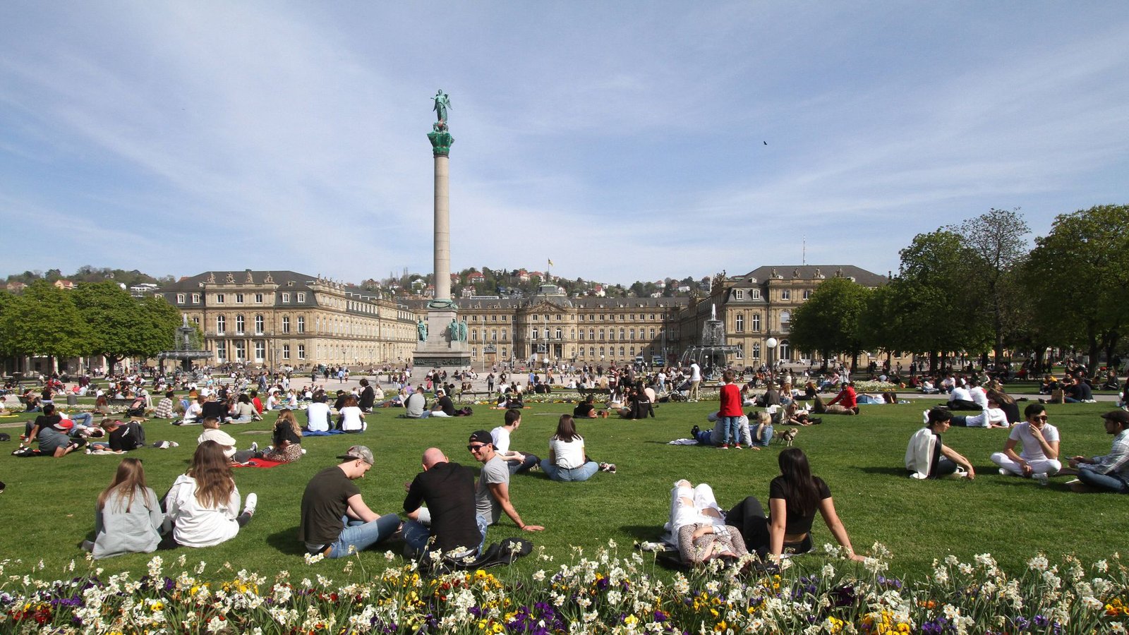 Viele sehnen ihn herbei: den Frühling. Hier ein Bild aus dem vergangenen Jahr vom Stuttgarter Schlossplatz.Foto: imago images/Ralph Peters