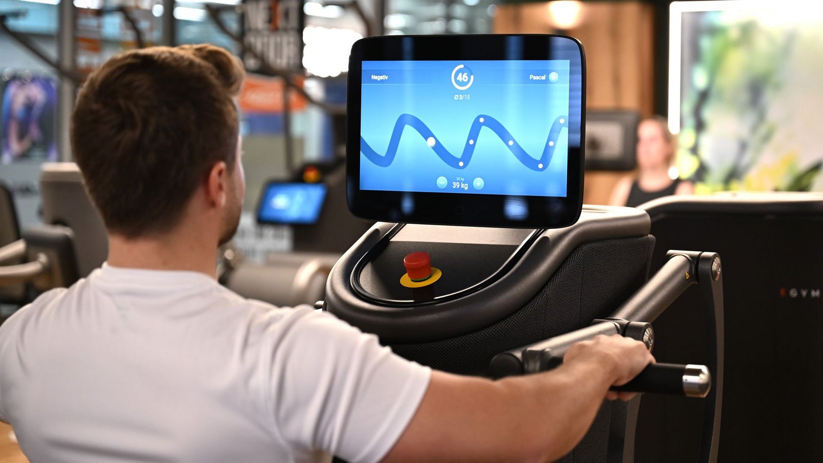 Eine digitalisierte Ruderbank in einem Fitnessstudio, auf deren Display der Nutzer mit seiner Kraftanstrengung eine Figur eines Computerspiel steuert: Solche Daten könnten für eine Trainingsanalyse ausgewertet werden.Foto: Wolf von Dewitz/dpa