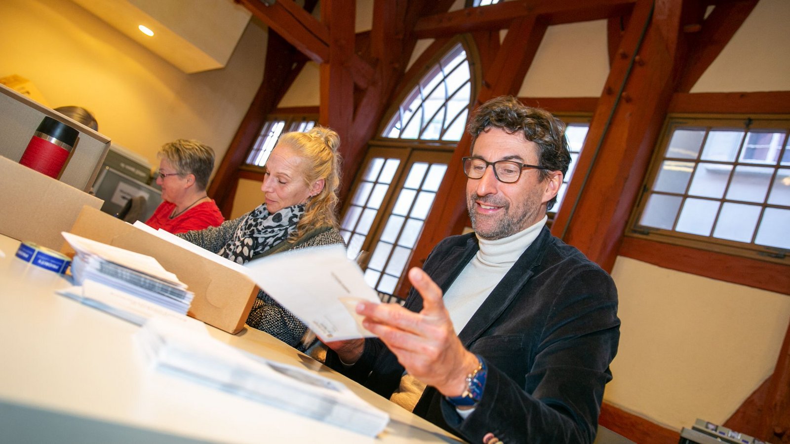 Weil die Zeit beim Versenden der Briefwahlunterlagen drängte, hat auch Esslingens Oberbürgermeister Matthias Klopfer beim Eintüten im Alten Rathaus mitgeholfen.Foto: Roberto Bulgrin/Bulgrin Weil die Zeit beim Versenden der Briefwahlunterlagen drängte, hat auch Esslingens Oberbürgermeister Matthias Klopfer beim Eintüten im Alten Rathaus mitgeholfen.Foto: Roberto Bulgrin/Bulgrin