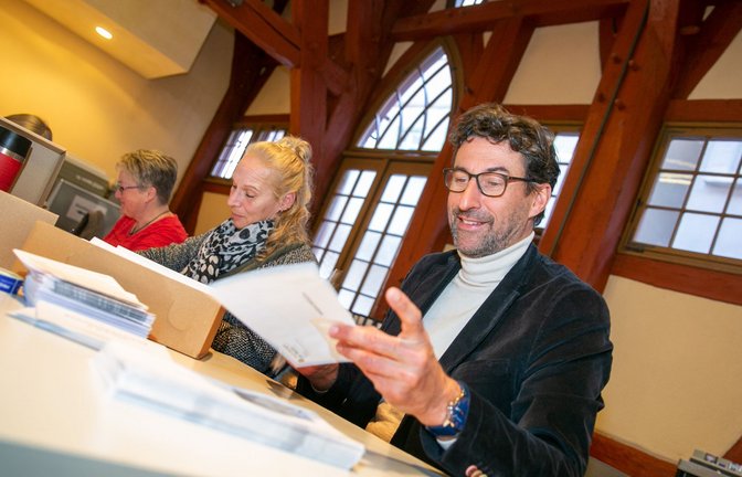 Weil die Zeit beim Versenden der Briefwahlunterlagen drängte, hat auch Esslingens Oberbürgermeister Matthias Klopfer beim Eintüten im Alten Rathaus mitgeholfen.<span class='image-autor'>Foto: Roberto Bulgrin/Bulgrin</span>