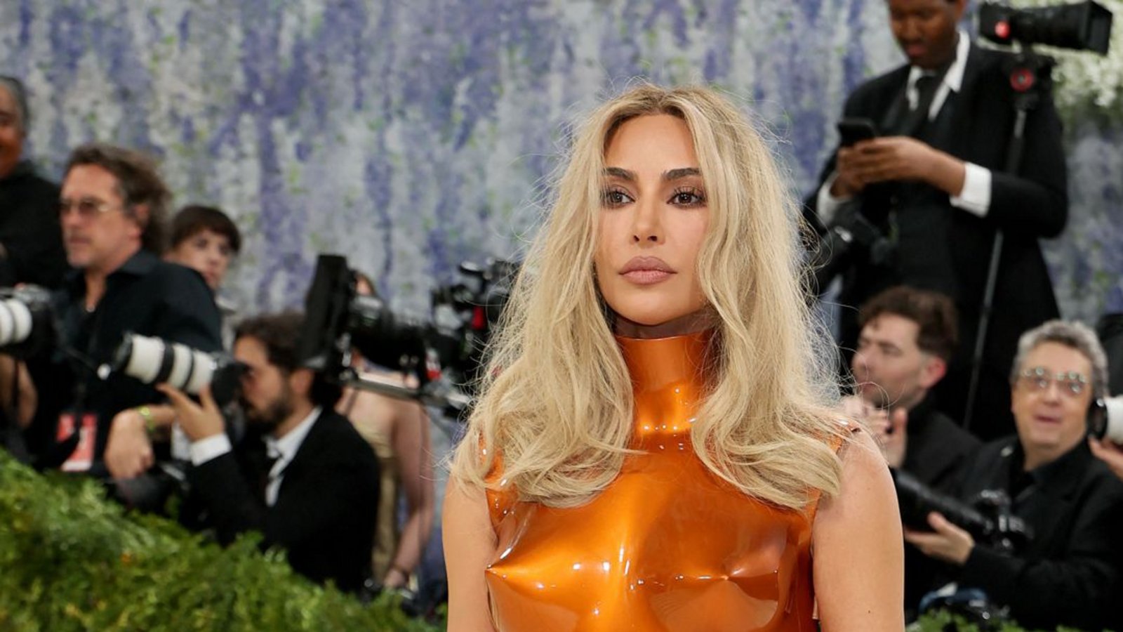Wie eine Superheldin in einem 60er-Jahre-Comic – Kim Kardashians orangefarbener Panzer ist von keinem Geringeren als dem Pop-Art-Künstler Allen Jones.Foto: Getty Images via AFP Wie eine Superheldin in einem 60er-Jahre-Comic – Kim Kardashians orangefarbener Panzer ist von keinem Geringeren als dem Pop-Art-Künstler Allen Jones.Foto: Getty Images via AFP