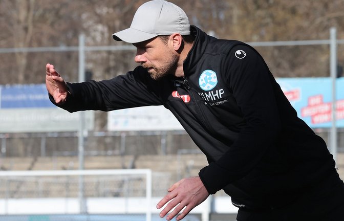 Mit vollem Engagement an der Seitenlinie: Kickers-Coach Marco Wildersinn.<span class='image-autor'>Foto: Baumann/Hansi Britsch</span>